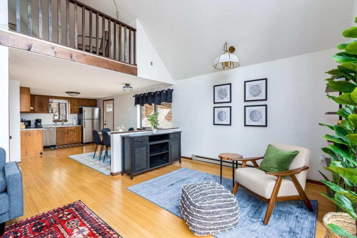 Modern Chalet Cabin W Hot Tub, Deck&Grill, & Wifi! Inwood Luaran gambar