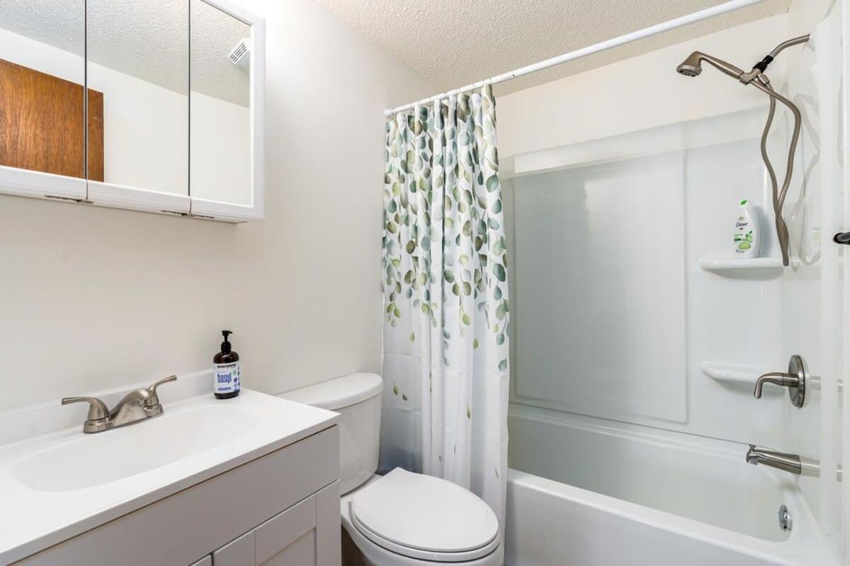 Modern Chalet Cabin W Hot Tub, Deck&Grill, & Wifi! Inwood Luaran gambar