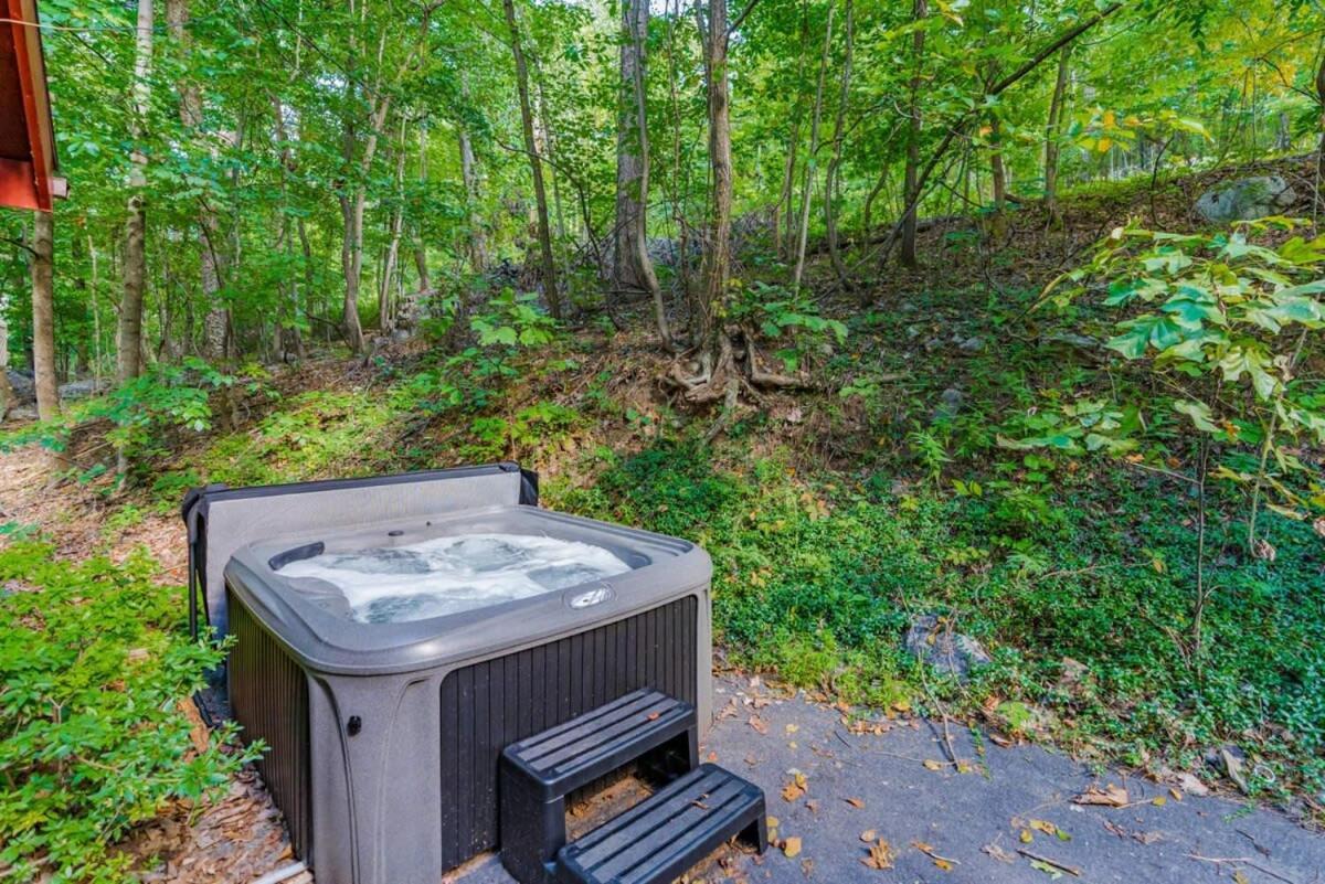 Modern Chalet Cabin W Hot Tub, Deck&Grill, & Wifi! Inwood Luaran gambar