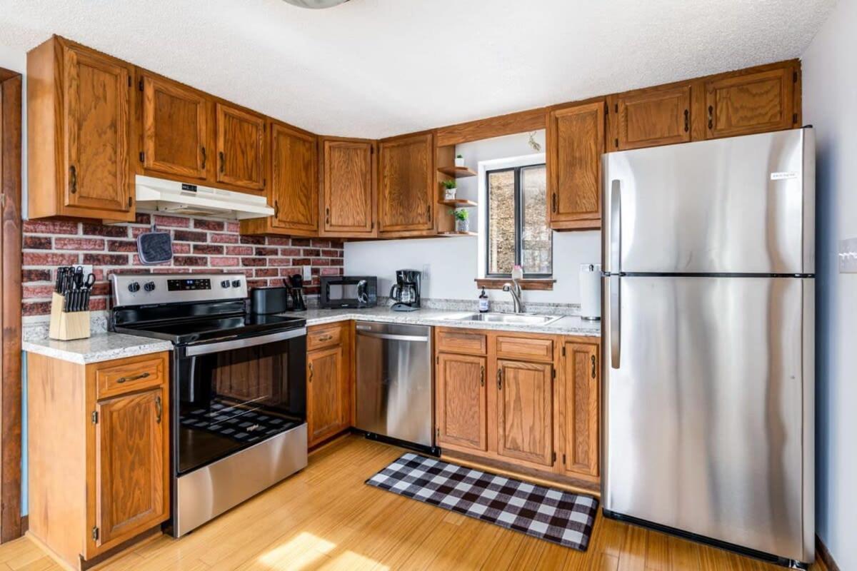 Modern Chalet Cabin W Hot Tub, Deck&Grill, & Wifi! Inwood Luaran gambar