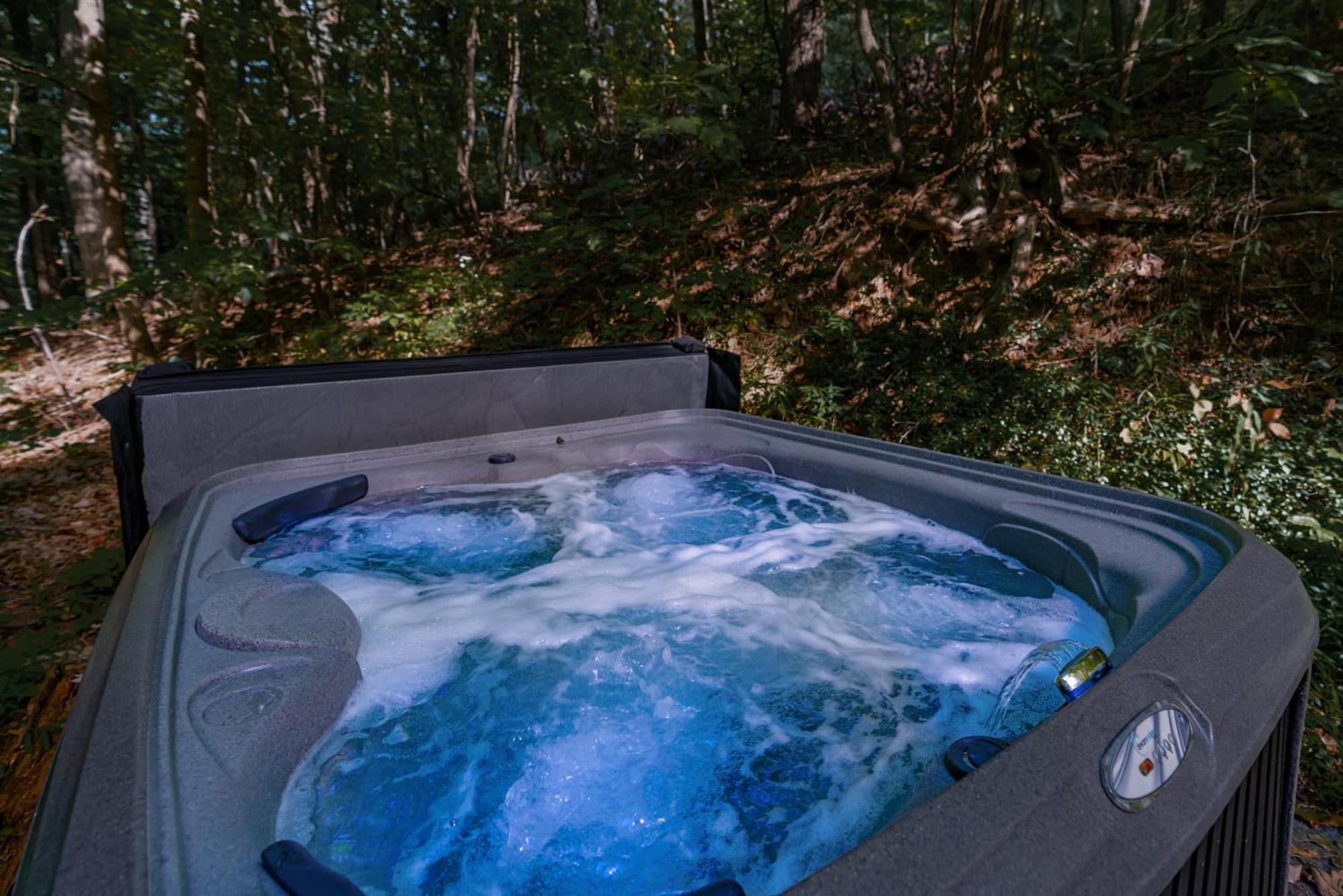 Modern Chalet Cabin W Hot Tub, Deck&Grill, & Wifi! Inwood Luaran gambar