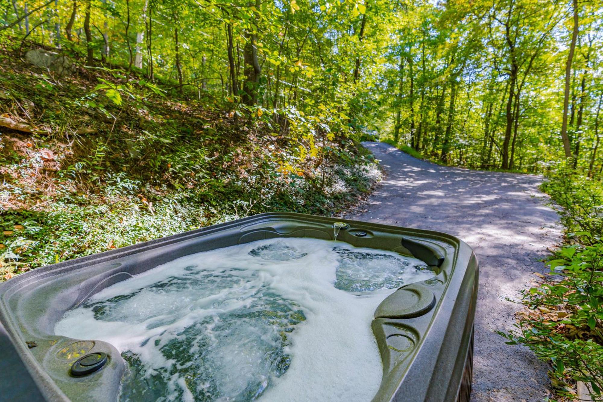Modern Chalet Cabin W Hot Tub, Deck&Grill, & Wifi! Inwood Luaran gambar